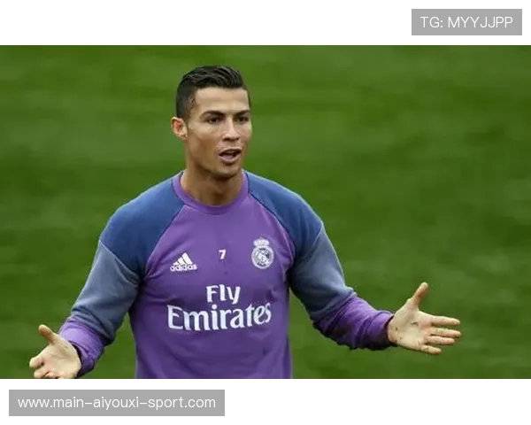 C罗训练中被队友恶搞，萌态刷屏全网