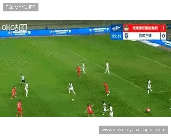 武汉三镇菲尔米诺站位精准，提前切断对手回传线路